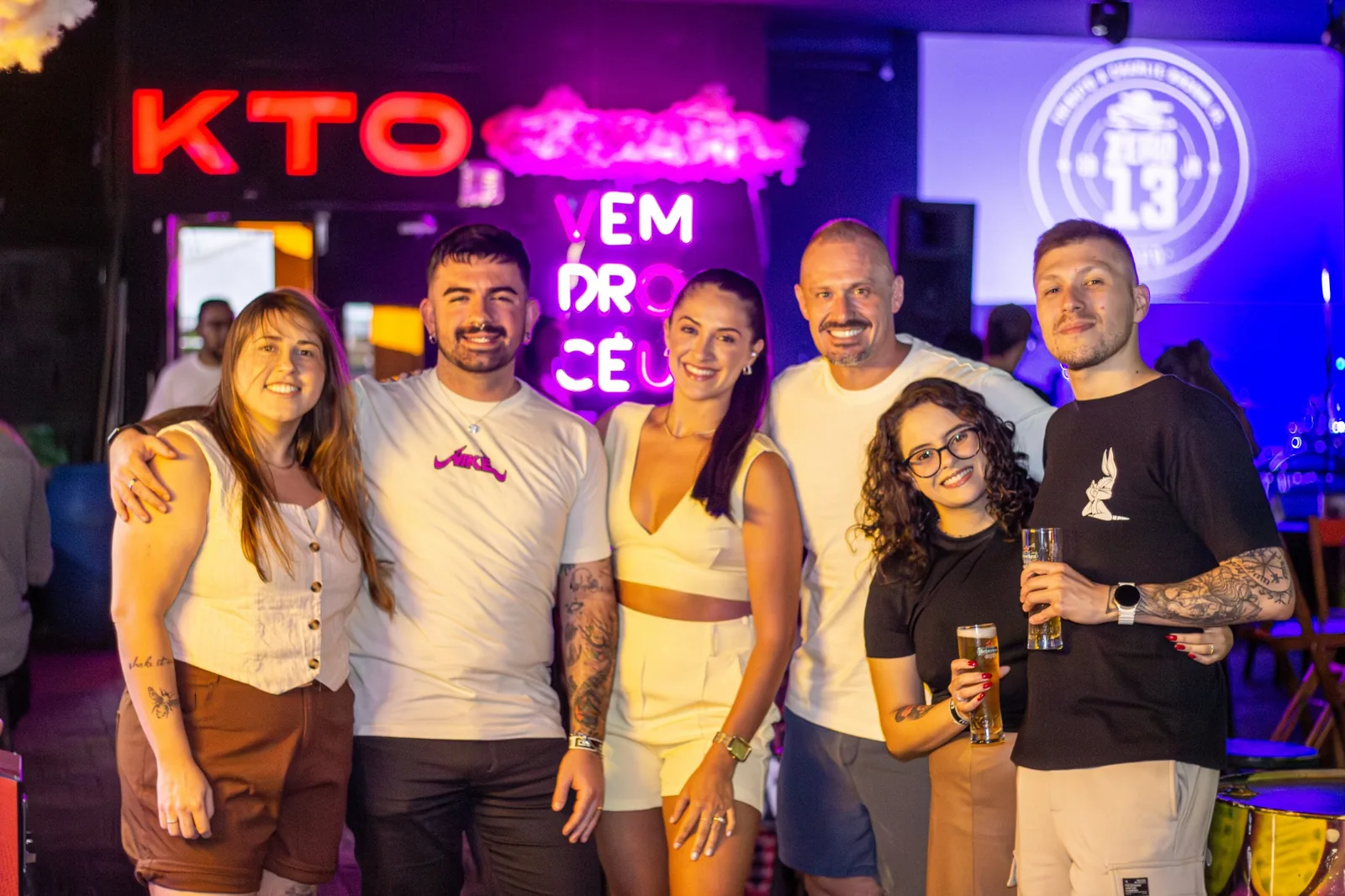 Grupo de clientes no Céu Bar + Arte