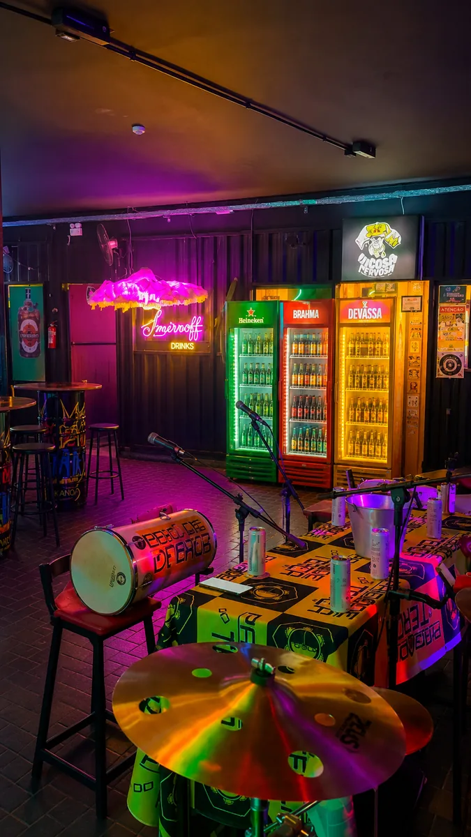 Estrutura musical e ambiente interno do Céu Bar + Arte