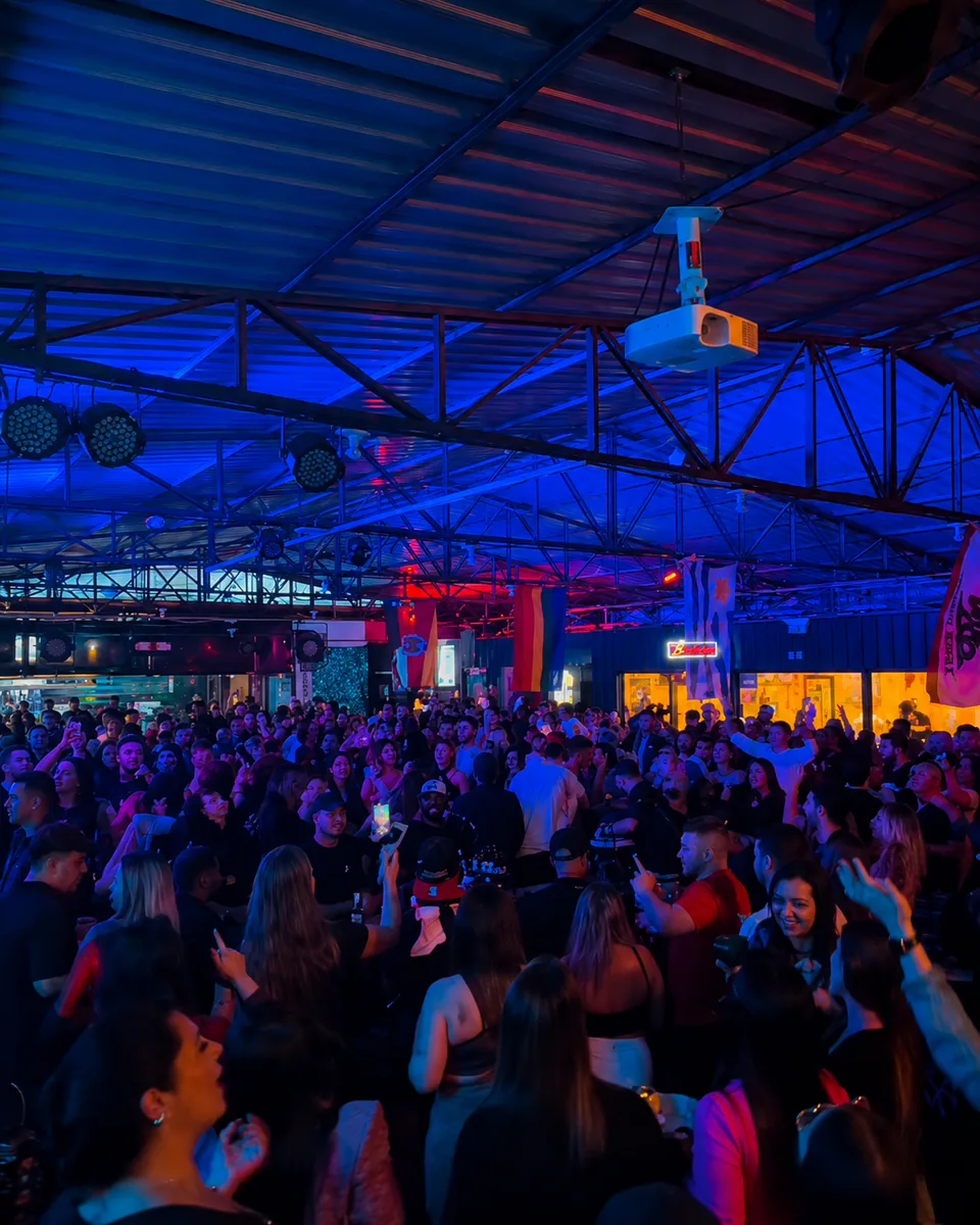 Ambiente do Céu Bar + Arte com casa cheia